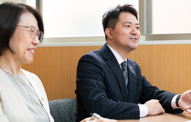 相談者と話す行政書士