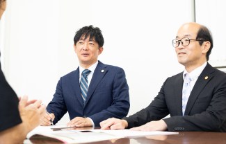 打ち合わせをする支部のメンバー